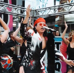 Elvis Crespo eleva la música típica dominicana en su disco “Poeta Herío”