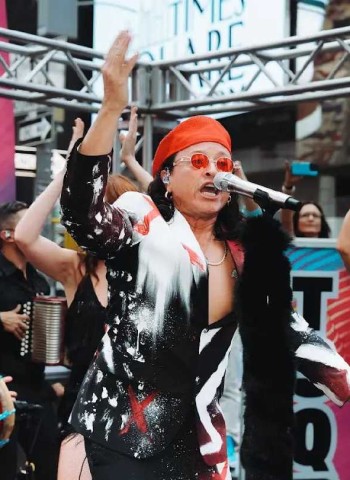 Elvis Crespo eleva la música típica dominicana en su disco “Poeta Herío”