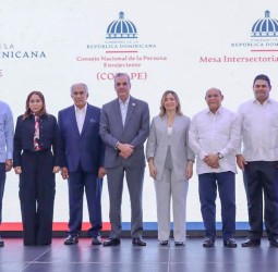 Presidente Luis Abinader designa oficialmente a 90 personas cuidadoras en Conape por Redacción