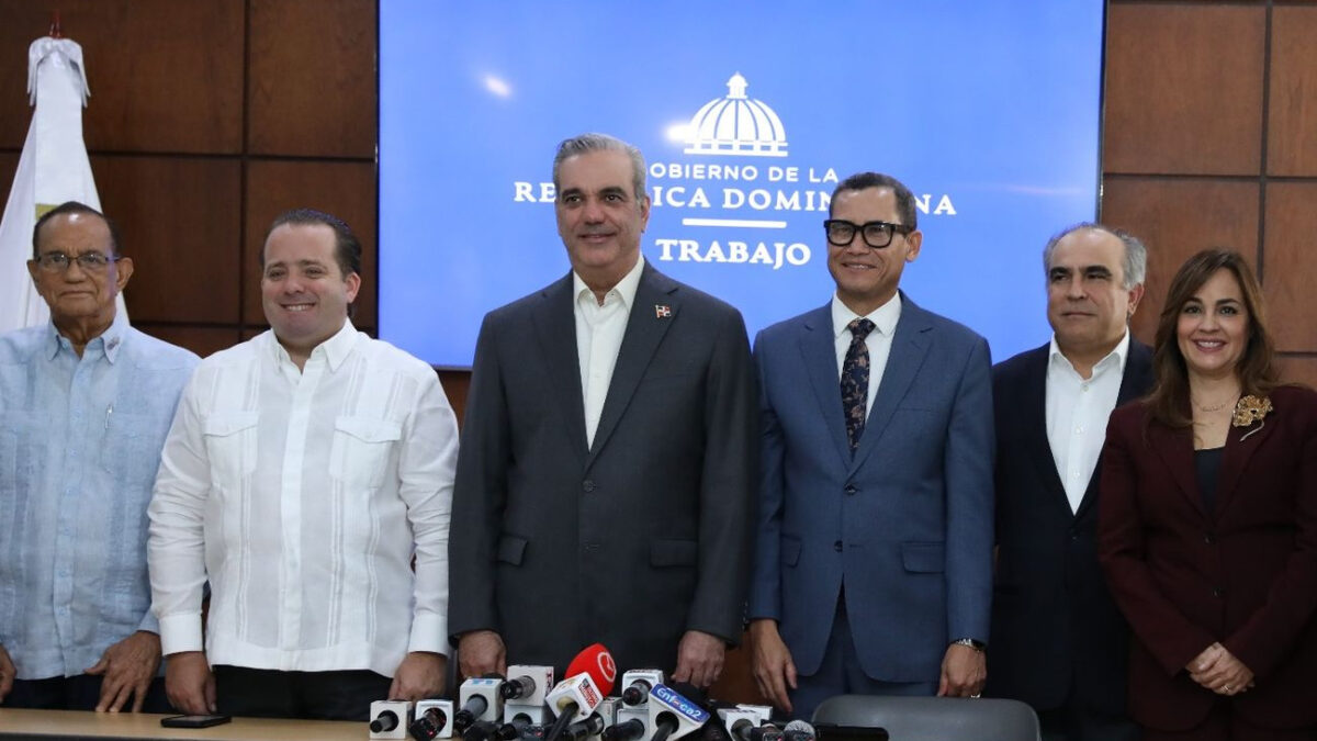 Gobierno anuncia aumento salarial de 20 % al sector privado no sectorizado